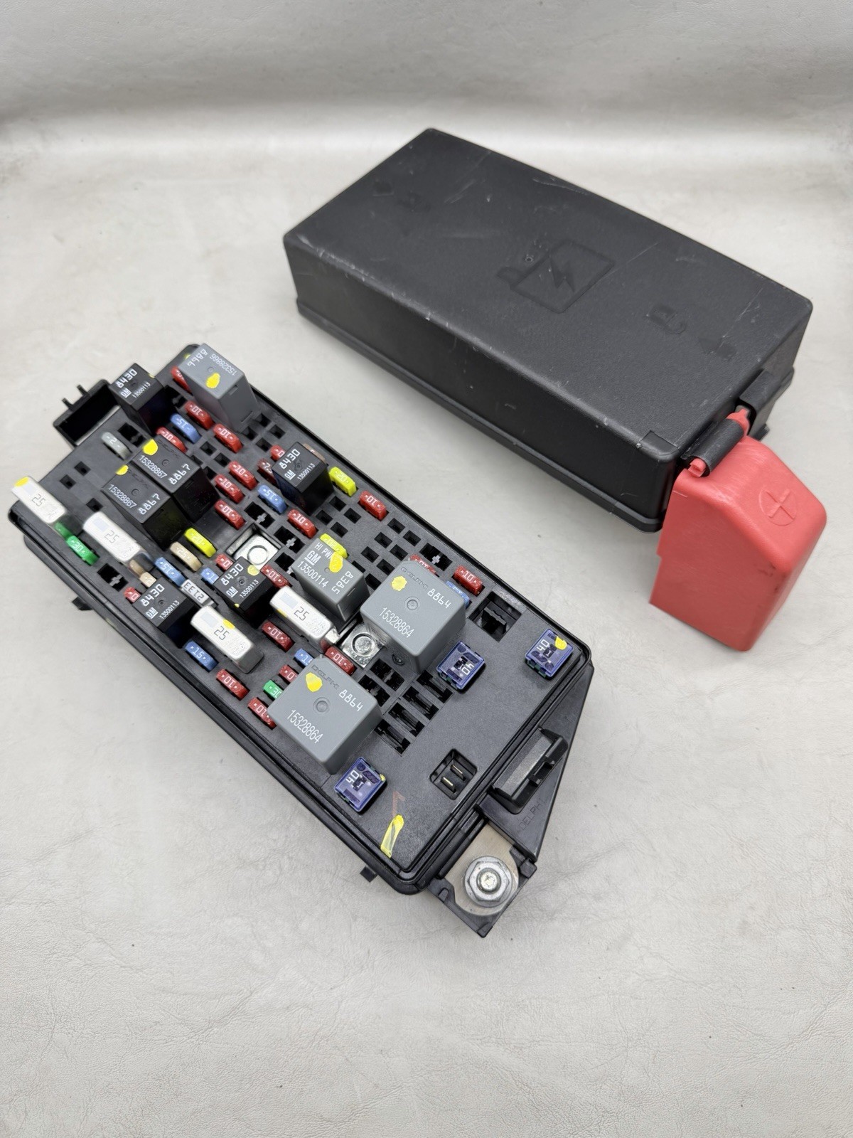 08-11 DTS LUCERNE Rear Under Seat Fuse Relay Power Junction Box Block 1371 2250