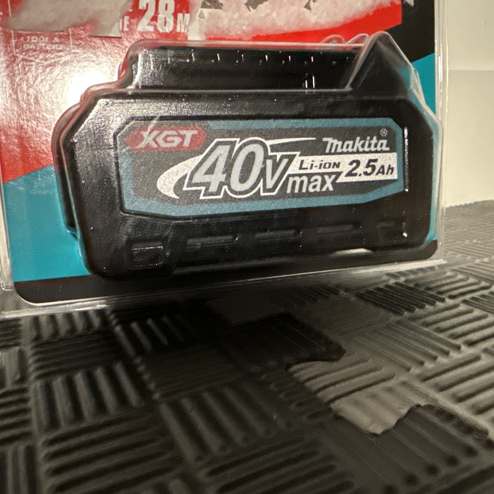 Makita XGT 40v 2.5Ah Li-ion Battery - Black (BL4025) Makita XGT 40v 2.5Ah Li-ion Battery - Black (BL4025)