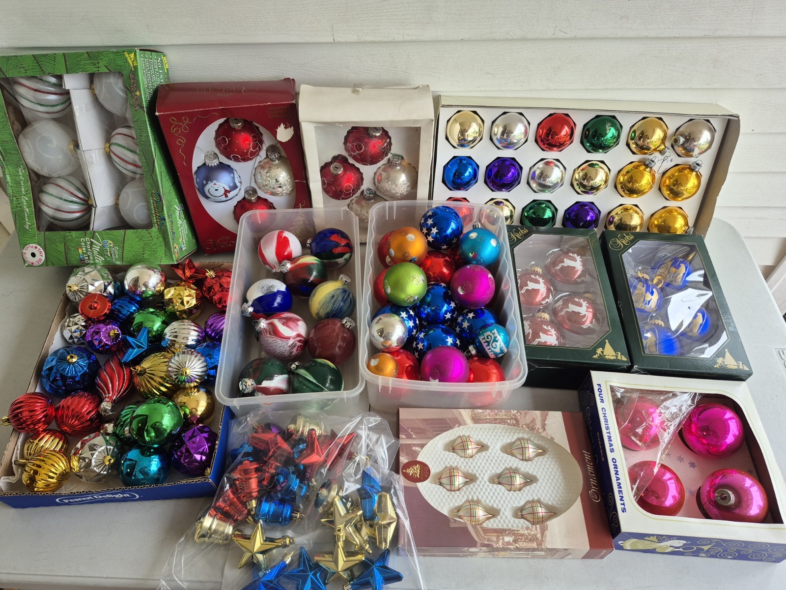 VINTAGE CHRISTMAS TREE GLASS ORNAMENTS,AND MODERN ORNAMENTS,MIXED LOT VINTAGE CHRISTMAS TREE GLASS ORNAMENTS,AND MODERN ORNAMENTS,MIXED LOT
