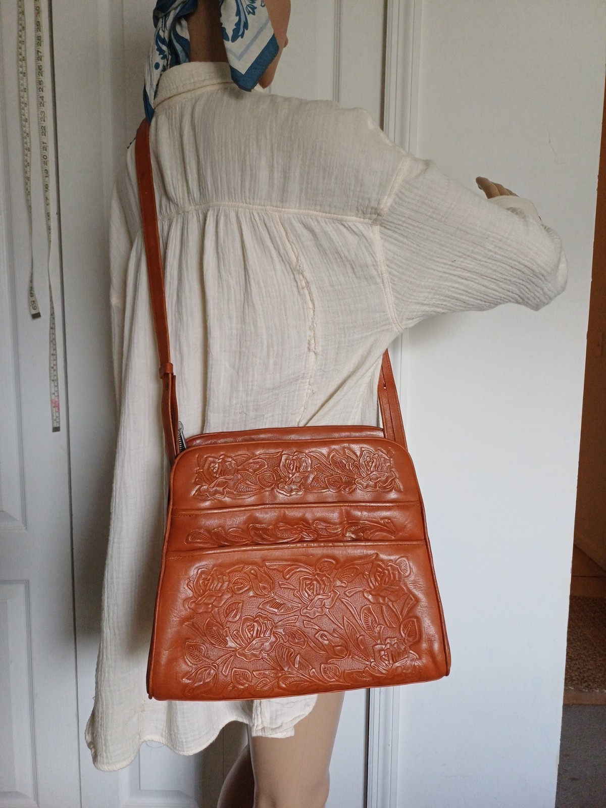 Vintage Hand Tooled Avelar\'s Boho Leather Bag Crossbody Brown Suede Lining Vintage Hand Tooled Avelar\'s Boho Leather Bag Crossbody Brown Suede Lining