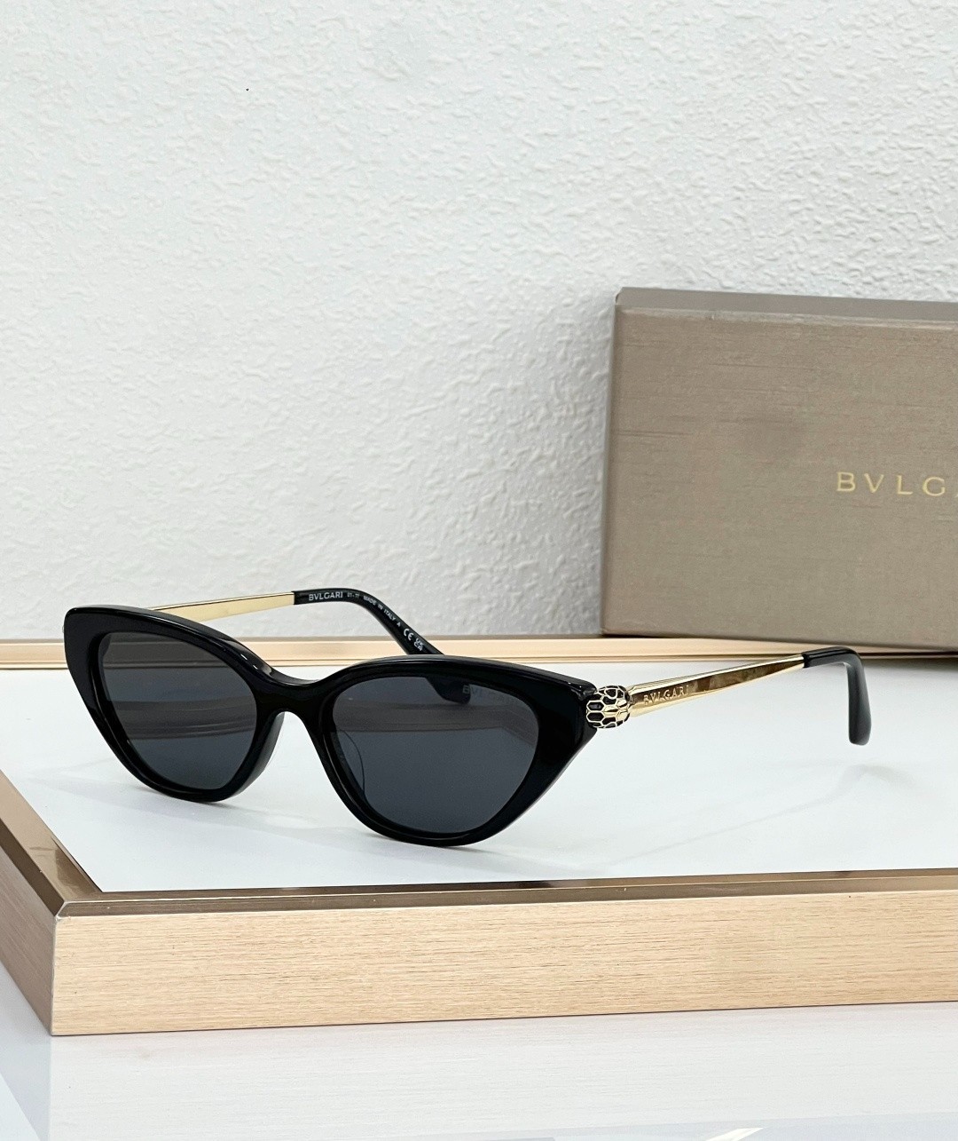 BVLGARI BV40109I Black Cat Eye Gray Lens Gold Detail Sunglasses 52-17-140 Unisex BVLGARI BV40109I Black Cat Eye Gray Lens Gold Detail Sunglasses 52-17-140 Unisex