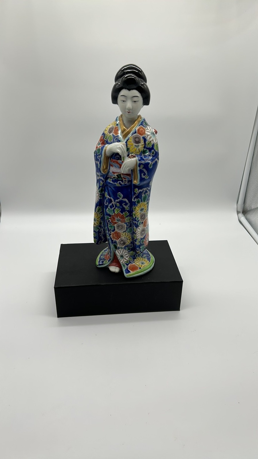 Vintage Japanese Kutani Porcelain Geisha Figurine in Cobalt Kimono Vintage Japanese Kutani Porcelain Geisha Figurine in Cobalt Kimono
