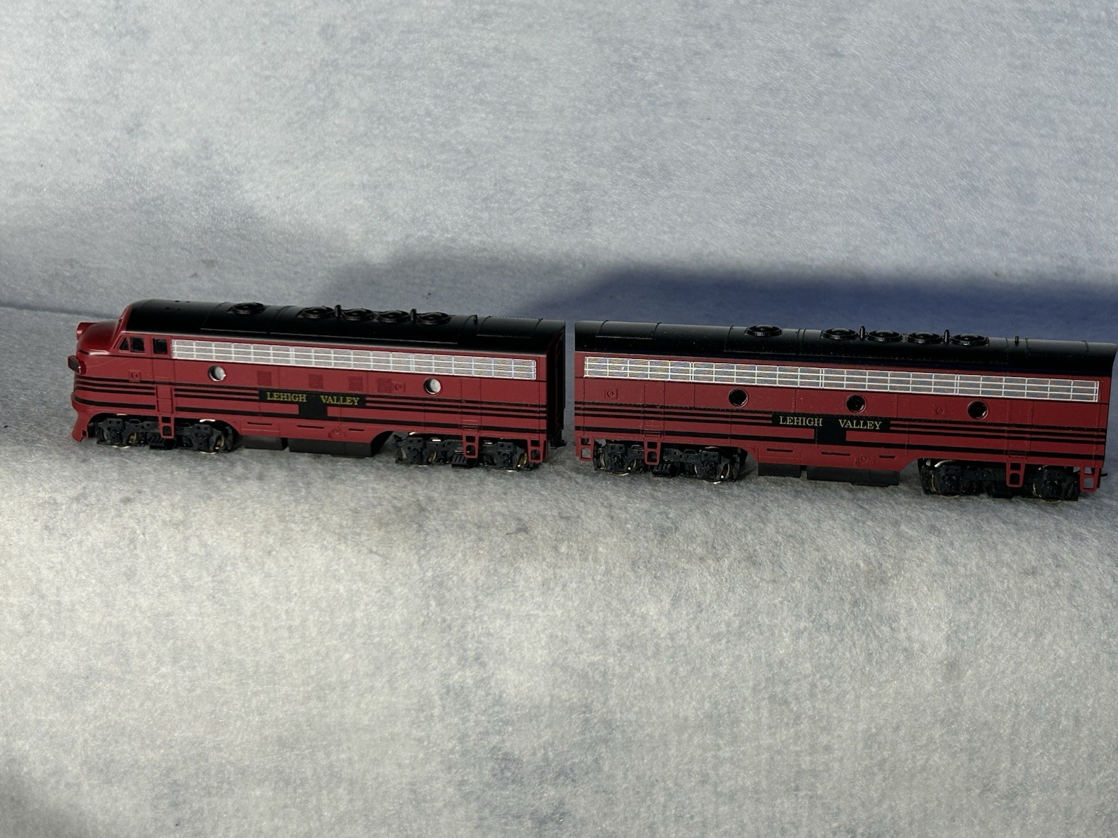Striking Stewart/KATO Lehigh Valley RR F-7A/B Phase I Set A Pwrd./B Unpwrd. HO Striking Stewart/KATO Lehigh Valley RR F-7A/B Phase I Set A Pwrd./B Unpwrd. HO