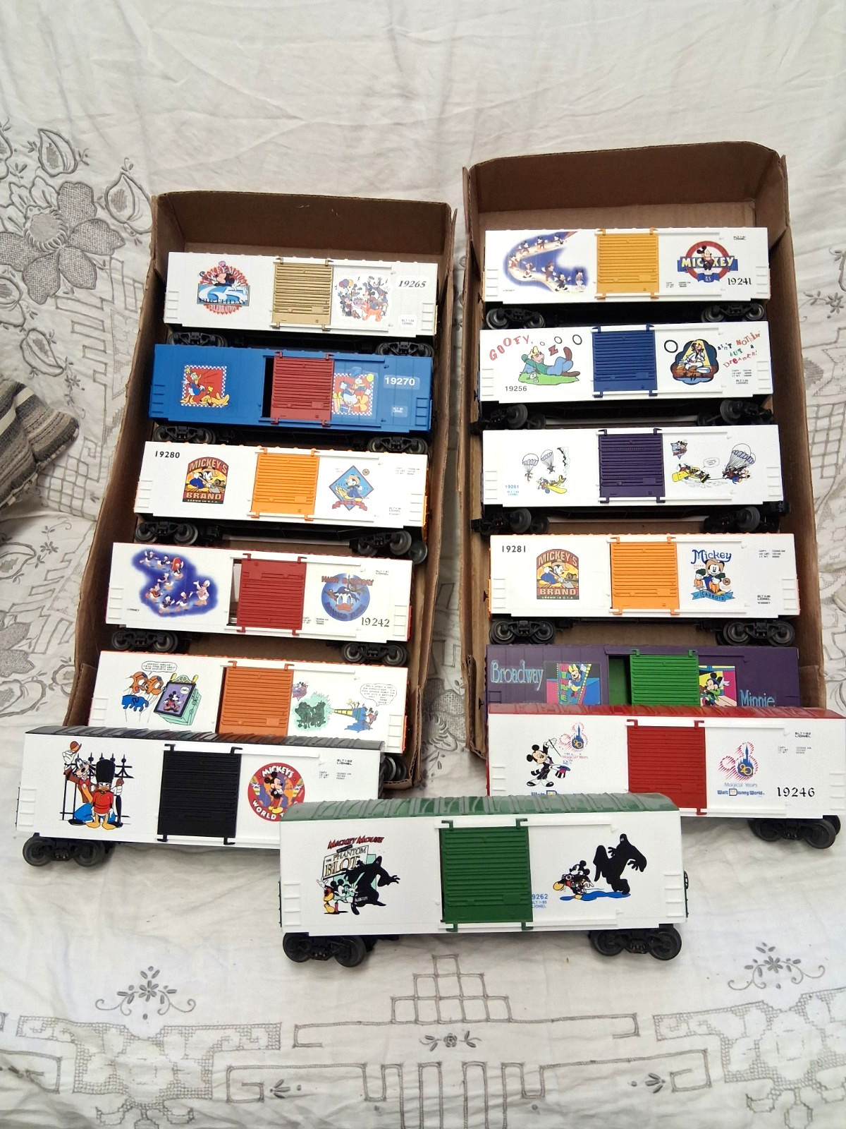 * LIONEL * DISNEY 1990S 13-PIECE O/027-GAUGE HI-CUBE BOX CARS ALL EXCELLENT * LIONEL * DISNEY 1990S 13-PIECE O/027-GAUGE HI-CUBE BOX CARS ALL EXCELLENT