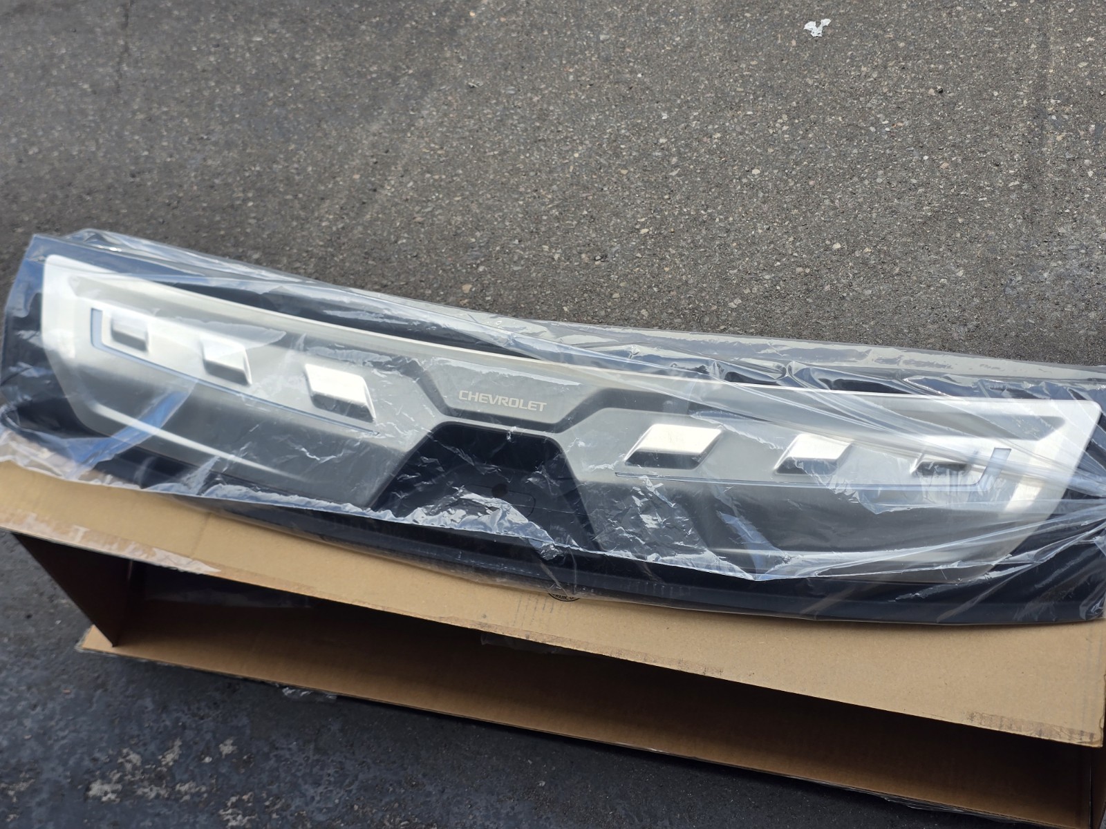 New OEM GM Illuminated Rear Sill Plate 84696714 For Chevrolet Suburban