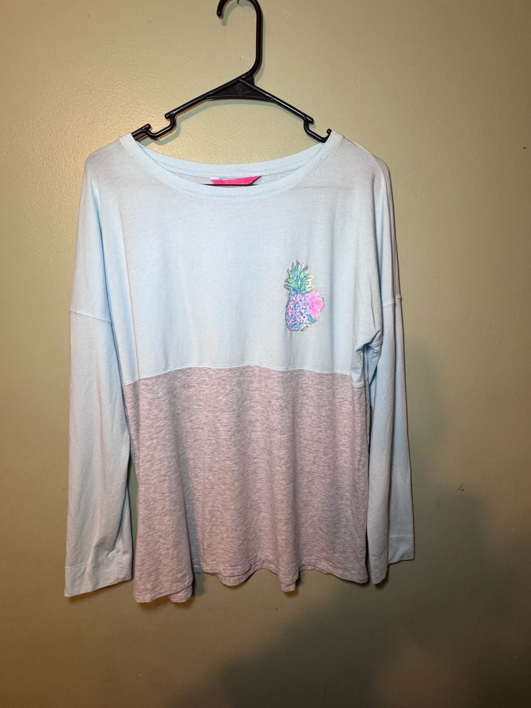 Lilly Pulitzer Women’s M XX Lilly Colorblock Long Sleeve Top Pineapple Applique Lilly Pulitzer Women’s M XX Lilly Colorblock Long Sleeve Top Pineapple Applique