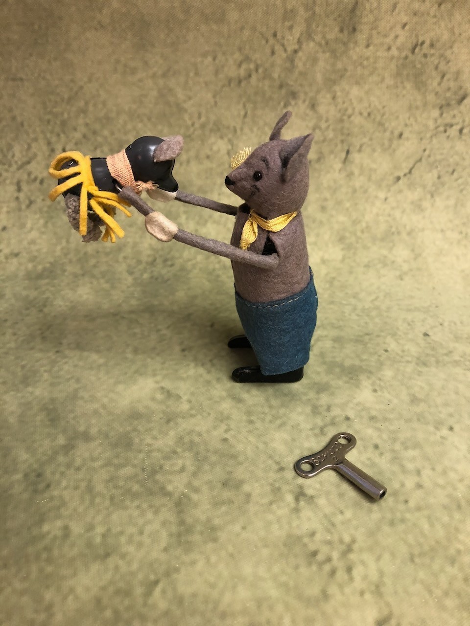 Antique Schuco Hopsa Mechanical Wind-Up Mouse & Baby Toy – US Zone Germany Antique Schuco Hopsa Mechanical Wind-Up Mouse & Baby Toy – US Zone Germany
