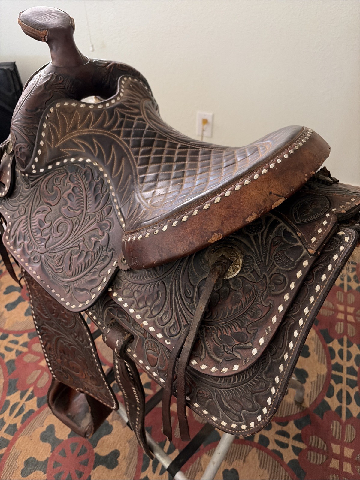 Beautiful Vintage Circle Y Saddle w/buckstitching