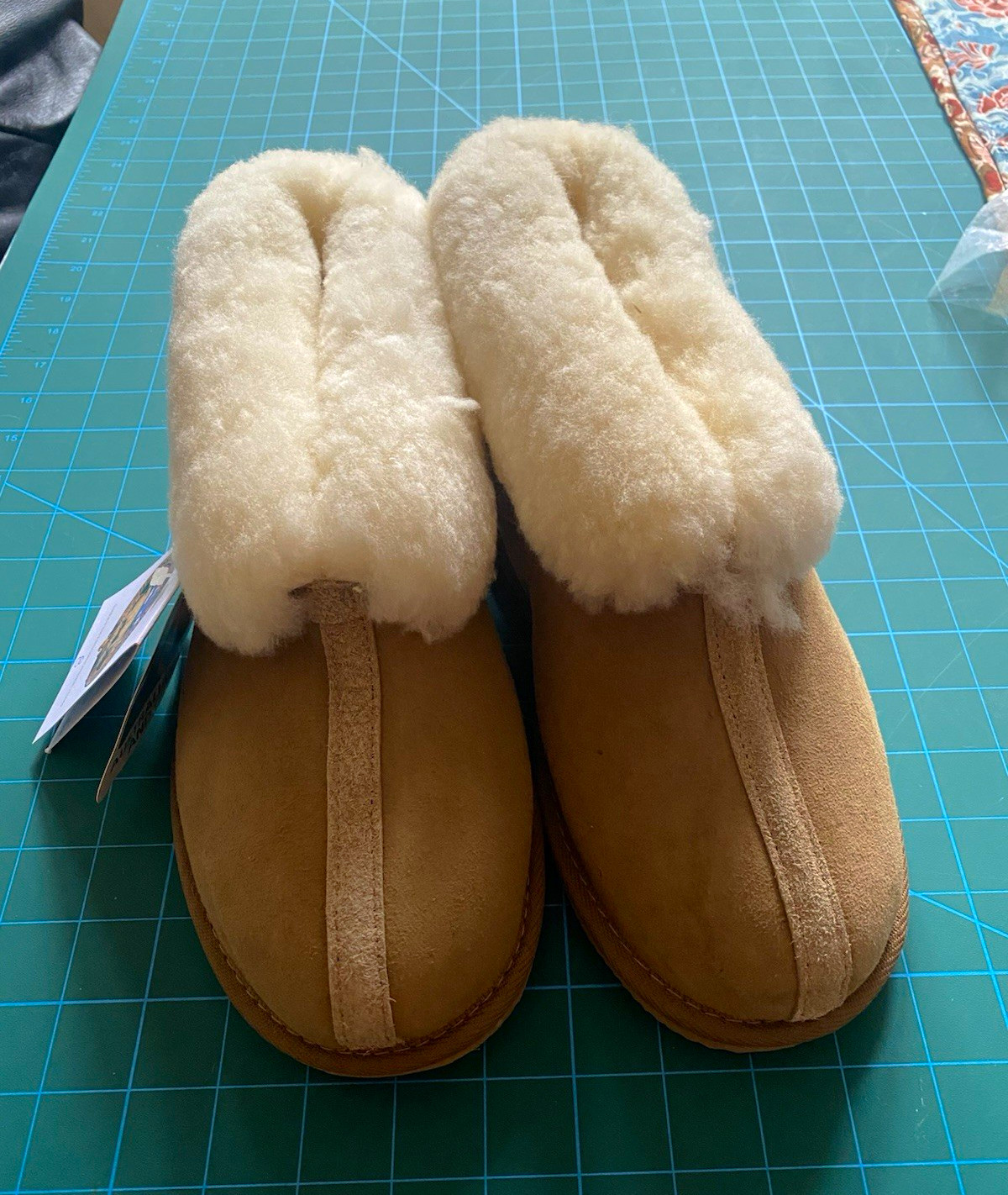 Sheepskin Downunder/ UGG Women\'s Beige Suede Sheepskin Lined Slip-On Slippers 8 Sheepskin Downunder/ UGG Women\'s Beige Suede Sheepskin Lined Slip-On Slippers 8
