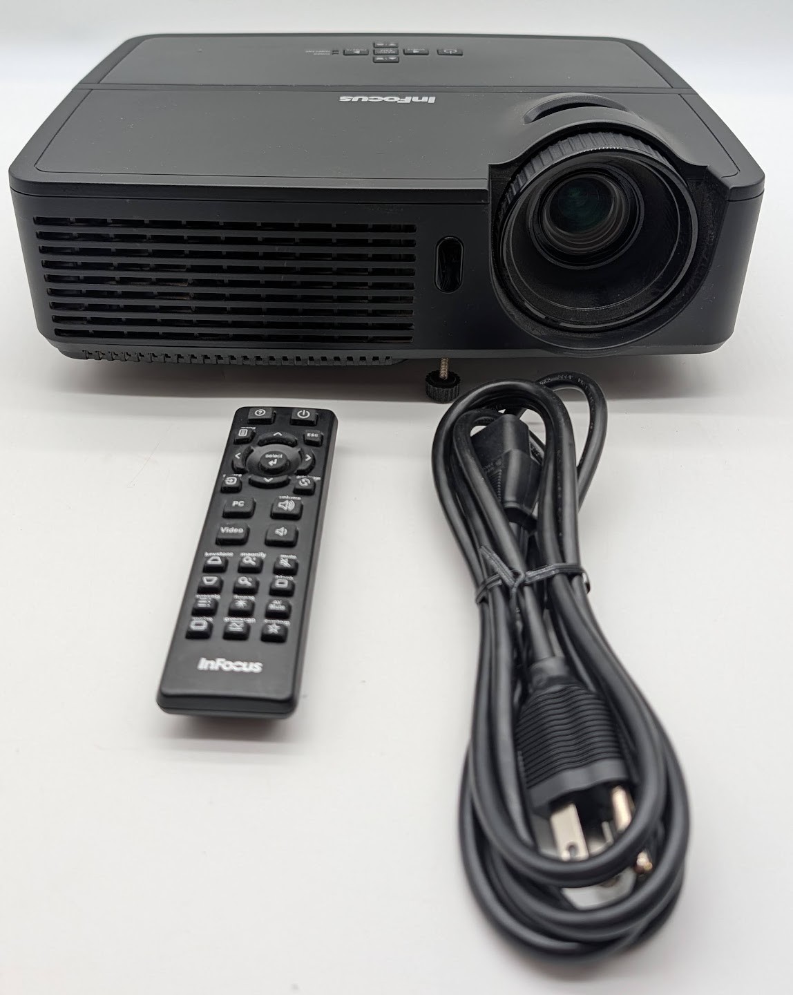 InFocus IN112 SVGA 2700L DLP Projector Low 741 Hrs W/ Remote & Power Cord Tested
