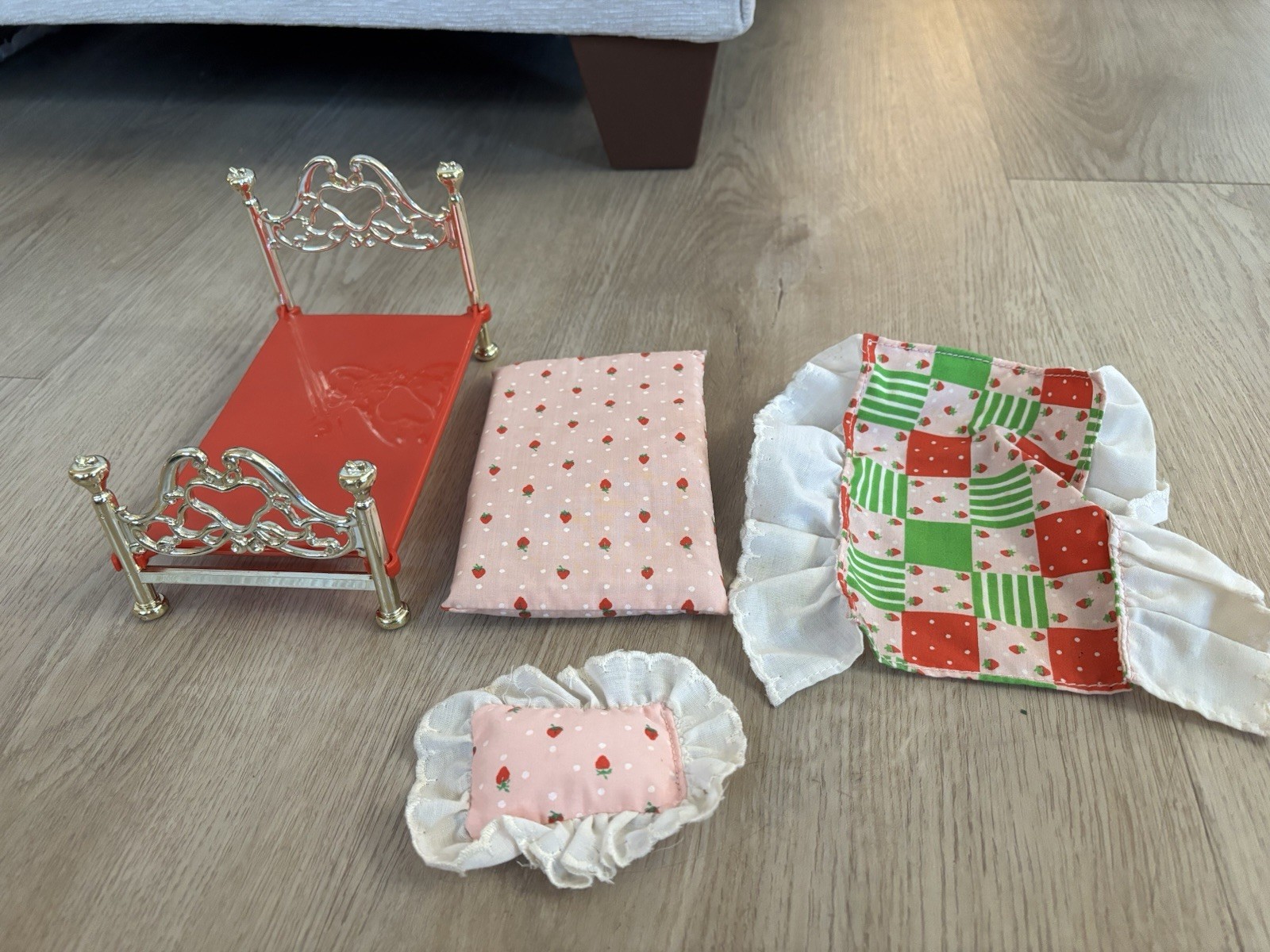 Vintage Strawberry Shortcake Berry Happy Home Bed w / Bedding Pillow Complete Vintage Strawberry Shortcake Berry Happy Home Bed w / Bedding Pillow Complete