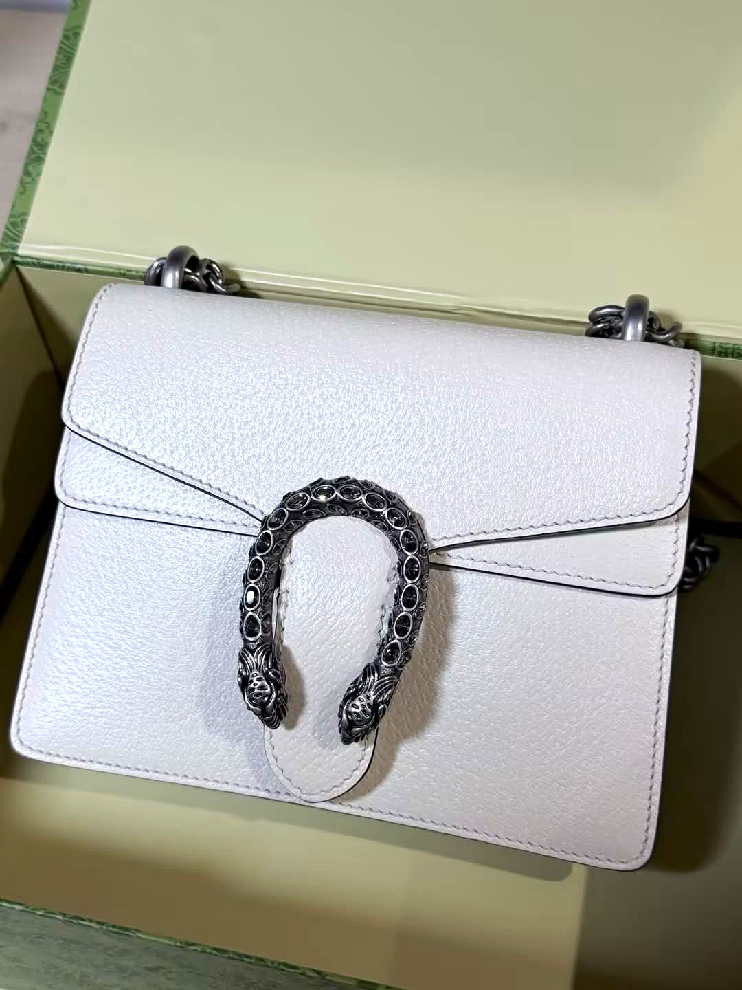 Gucci White Shoulder Bag Chain Strap Snap Closure Logo Accent Silver Hardware Gucci White Shoulder Bag Chain Strap Snap Closure Logo Accent Silver Hardware