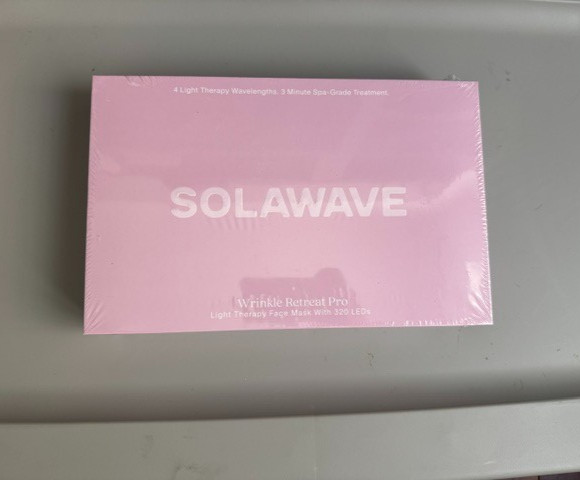 Solawave Wrinkle Retreat Pro Light Therapy Face Mask with 320 LEDs - NEW Solawave Wrinkle Retreat Pro Light Therapy Face Mask with 320 LEDs - NEW