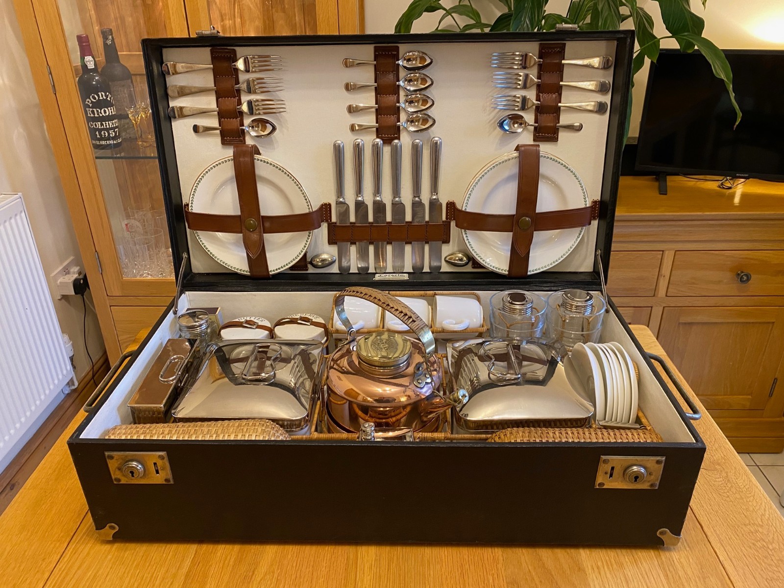 Rare 6 person antique picnic set by Coracle. Sold by Harrods. Superb & original