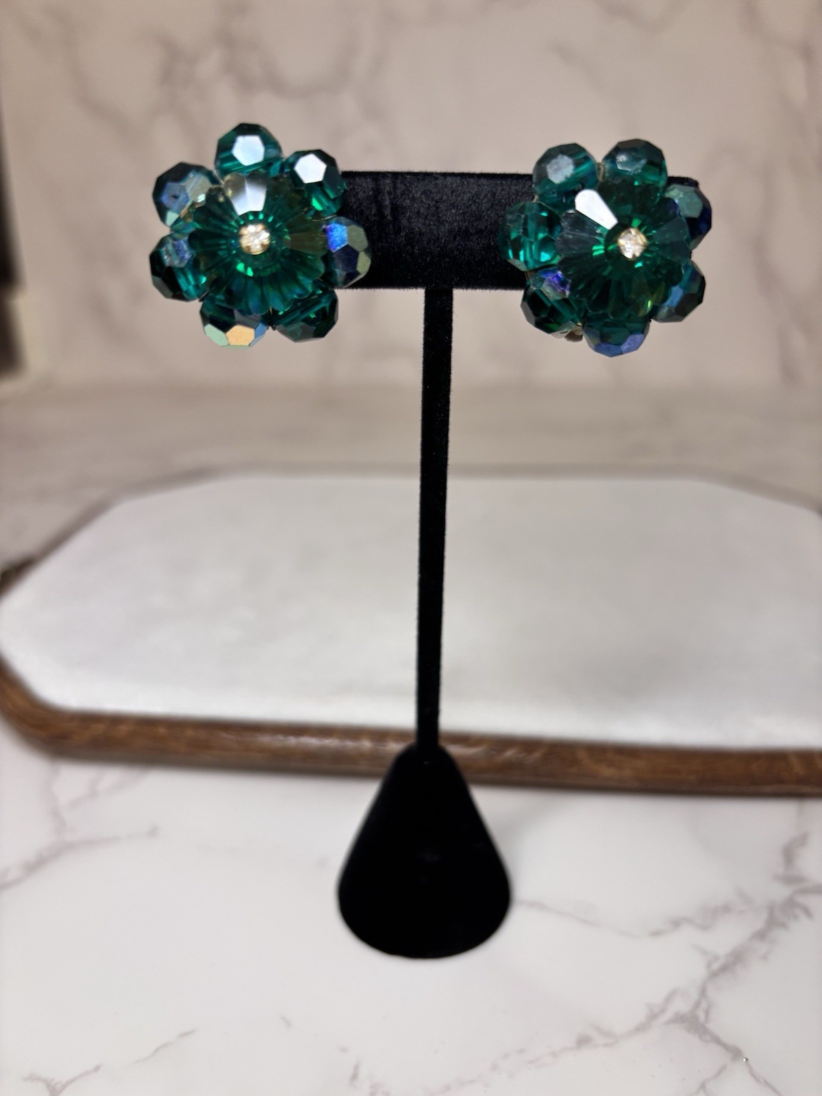 Vintage MCM Emerald Green Rivoli Crystal Clip Earrings 1” Unsigned Vintage MCM Emerald Green Rivoli Crystal Clip Earrings 1” Unsigned