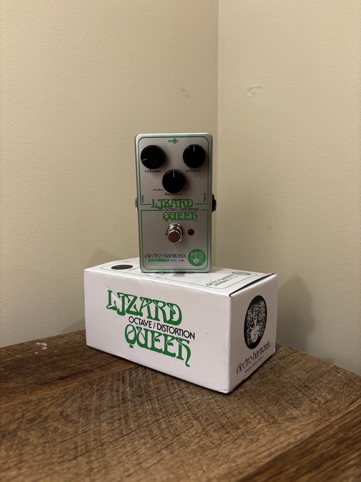 Electro-Harmonix x JHS Lizard Queen Octave Fuzz Guitar Effect Pedal Electro-Harmonix x JHS Lizard Queen Octave Fuzz Guitar Effect Pedal