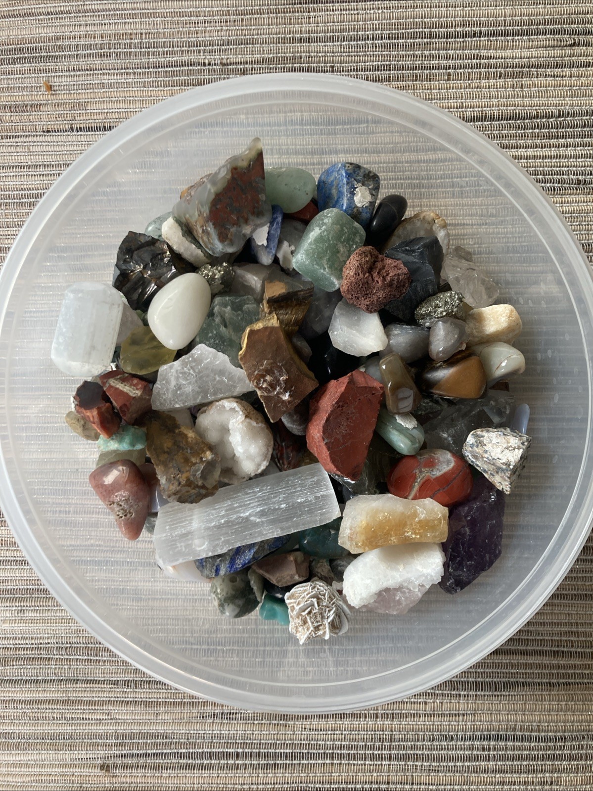 2430g/2.43lbs Crystal Medley (Various Sizes And Types, Common To Rare) 2430g/2.43lbs Crystal Medley (Various Sizes And Types, Common To Rare)