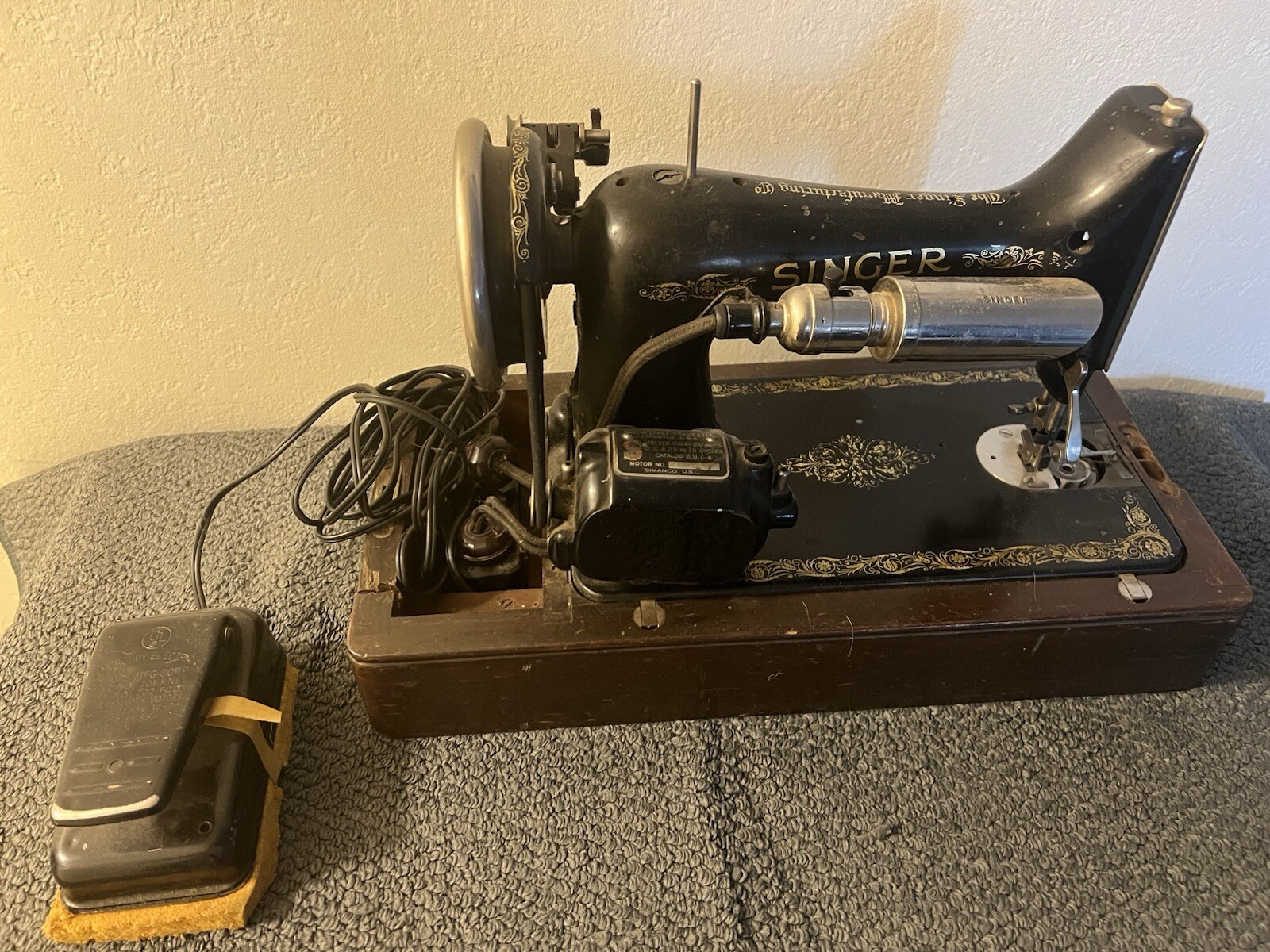 Antique (1926-1928) AB Series Singer Sewing Machine W/Pedal Antique (1926-1928) AB Series Singer Sewing Machine W/Pedal