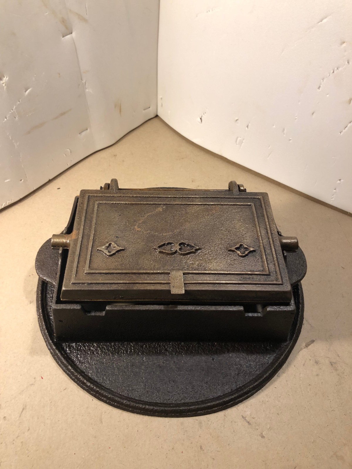 vintage cast iron waffle maker #2 rectangle w/ base, original fully restored vintage cast iron waffle maker #2 rectangle w/ base, original fully restored