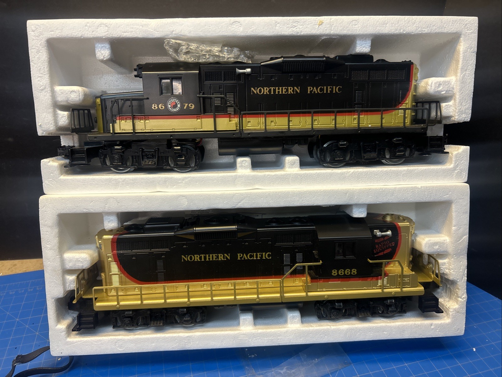 Lionel 6-8679 O Gauge Northern Pacific GP-20 And GP-9 6-8668 Dummy) Works Great Lionel 6-8679 O Gauge Northern Pacific GP-20 And GP-9 6-8668 Dummy) Works Great
