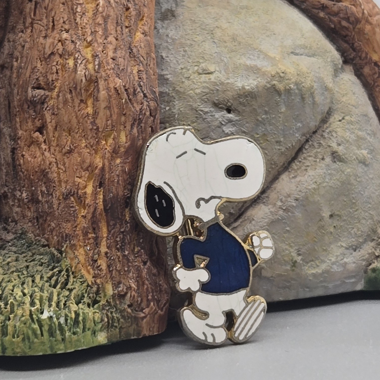 Vintage Walking Snoopy Peanuts Lapel Brooch Pin Blue Sweater Charlie Brown