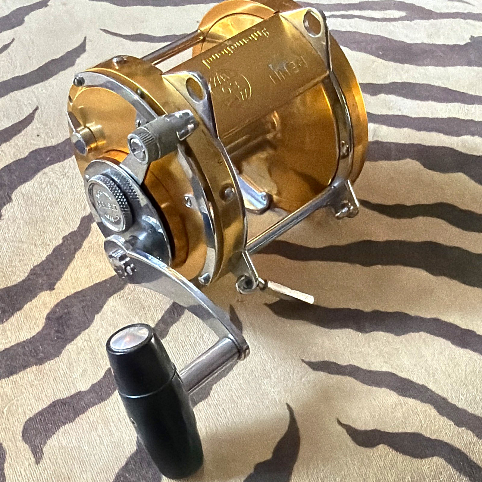 Penn International 80 Conventional Reel Right Retrieve Gold/Silver Rod Clamp Penn International 80 Conventional Reel Right Retrieve Gold/Silver Rod Clamp