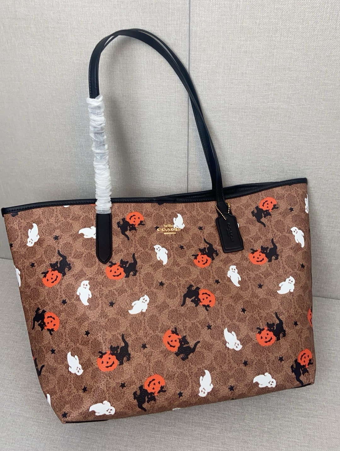 NWT CW450 City Tote Signature Canvas With Pumpkin Halloween Holidays NWT CW450 City Tote Signature Canvas With Pumpkin Halloween Holidays