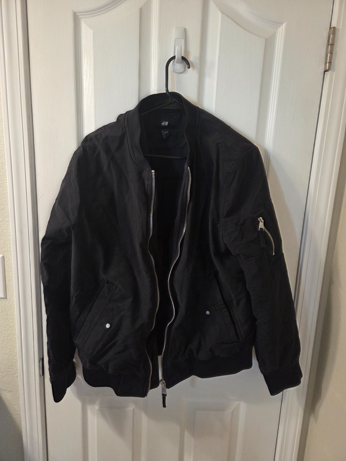H&M Black Varsity / Bomber Jacket Men’s Solid Short Large #S152 H&M Black Varsity / Bomber Jacket Men’s Solid Short Large #S152