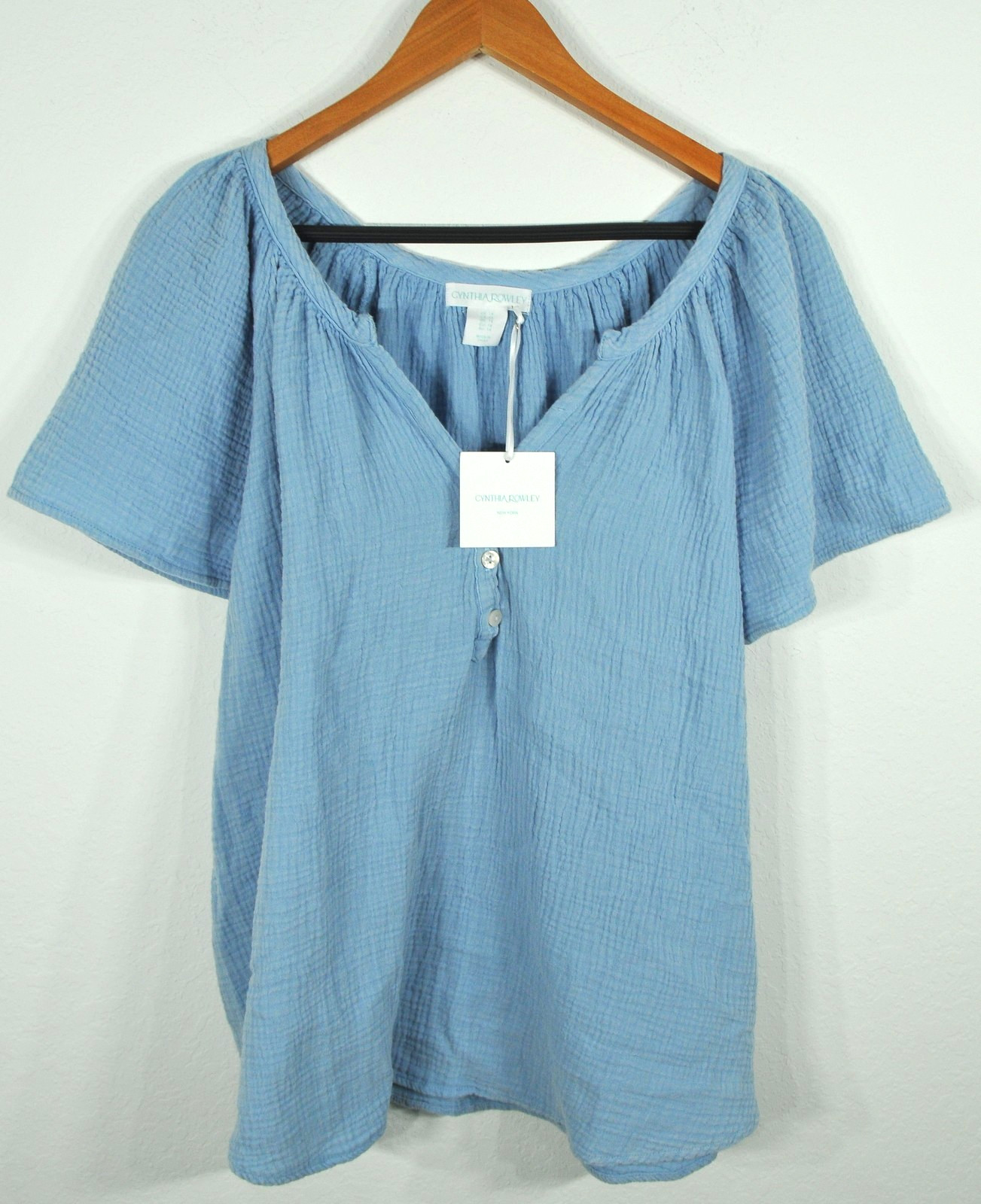 Cynthia Rowley Women’s 1X Blue Gauze Blouse Button V-Neck Short Sleeve NWT Cynthia Rowley Women’s 1X Blue Gauze Blouse Button V-Neck Short Sleeve NWT