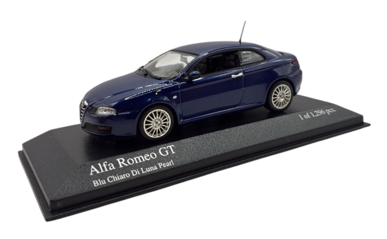 Minichamps 1/43 Alfa Romeo GT 2003 Dark Blue Metallic 400120326 Minichamps 1/43 Alfa Romeo GT 2003 Dark Blue Metallic 400120326