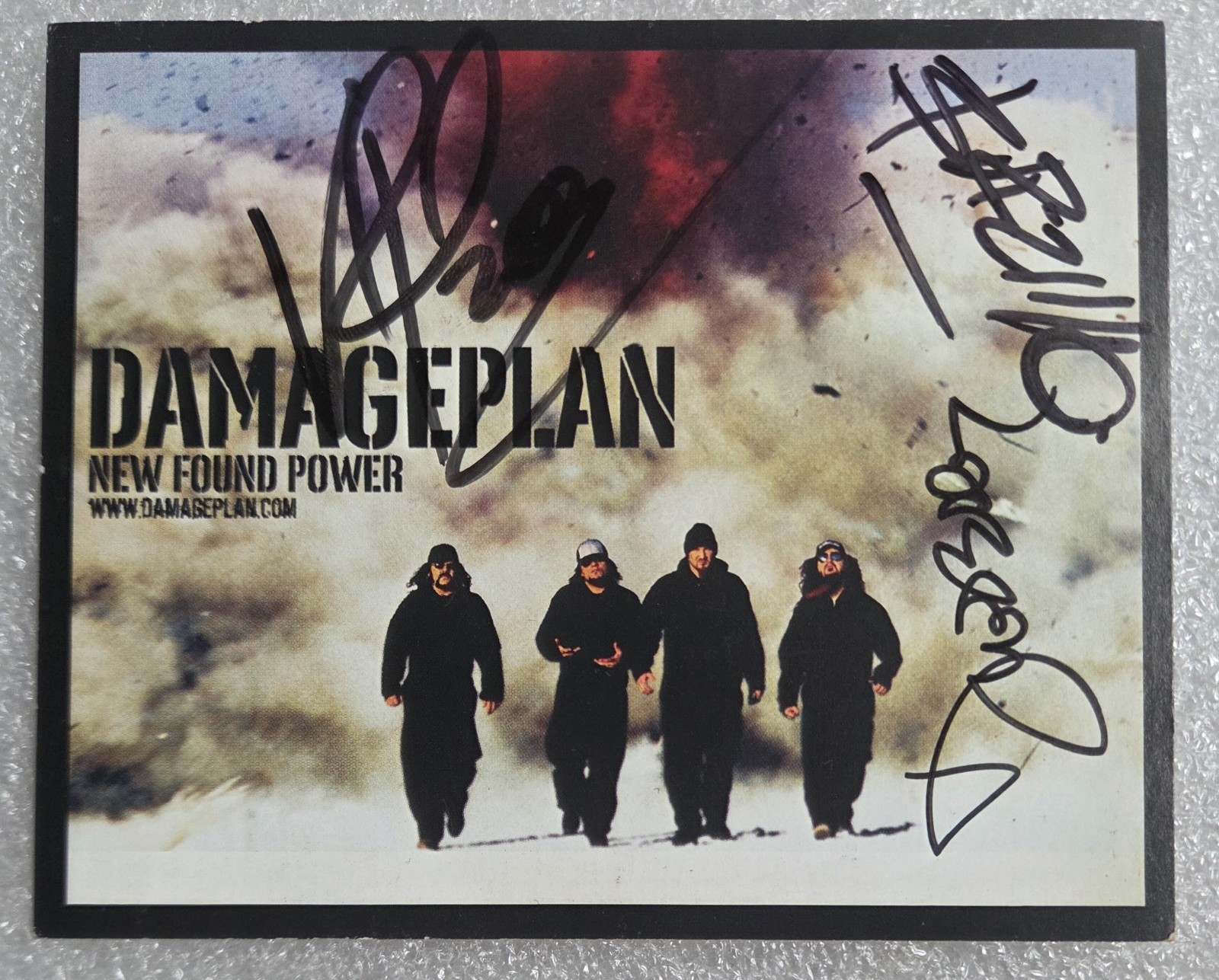 DAMAGEPLAN DIMEBAG DARRYL SIGNED AUTOGRAPHED POSTCARD VINNE PAUL PANTERA RARE DAMAGEPLAN DIMEBAG DARRYL SIGNED AUTOGRAPHED POSTCARD VINNE PAUL PANTERA RARE