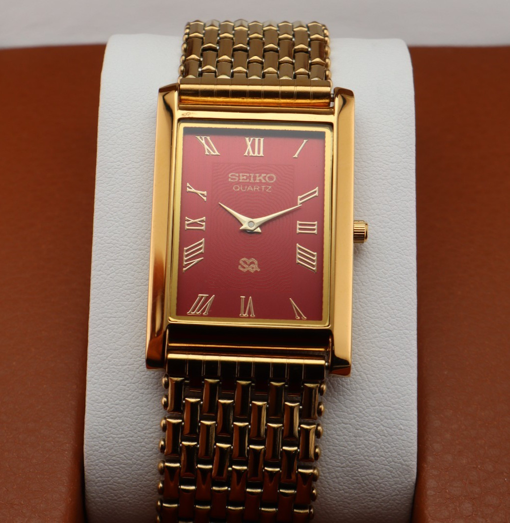 Vintage Seiko Slim Quartz Men\'s Wrist Watch Red  Dial with Gold Bracelet.