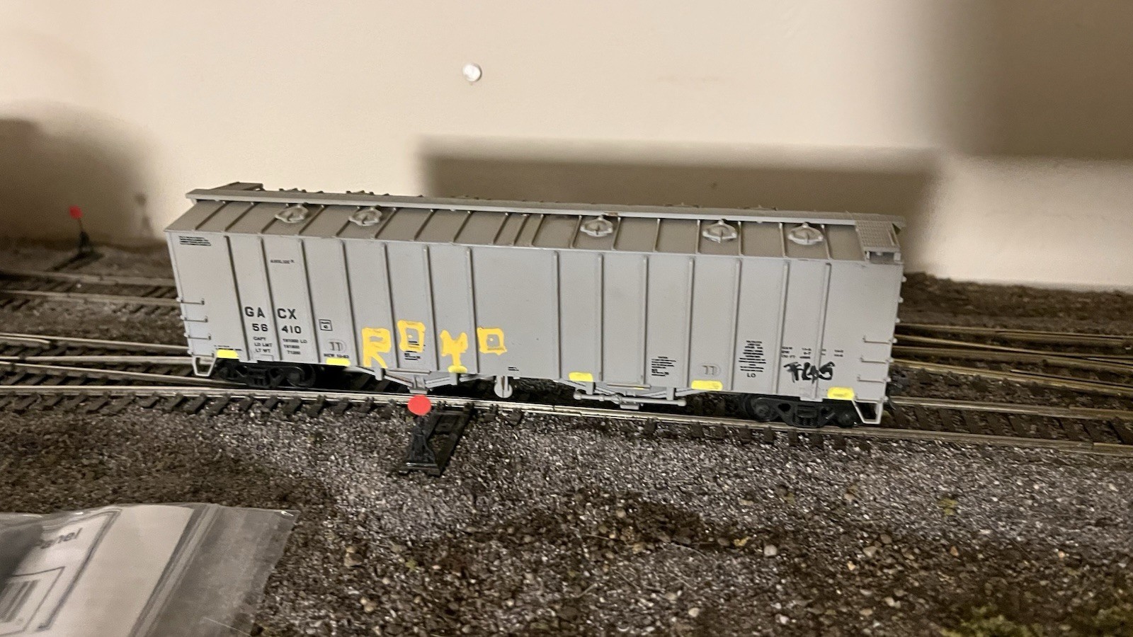 HO Scale Walthers 2-bay Airslide Hopper GATX 56410 weathered/tagged (read) HO Scale Walthers 2-bay Airslide Hopper GATX 56410 weathered/tagged (read)