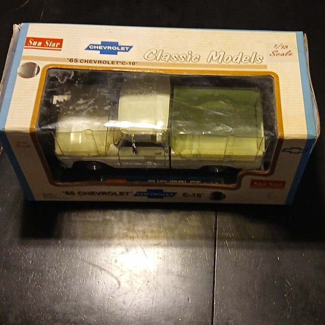 Sun Star Classic Models 1:18 1965 Chevrolet C-10 Pickup Truck White w/ Case