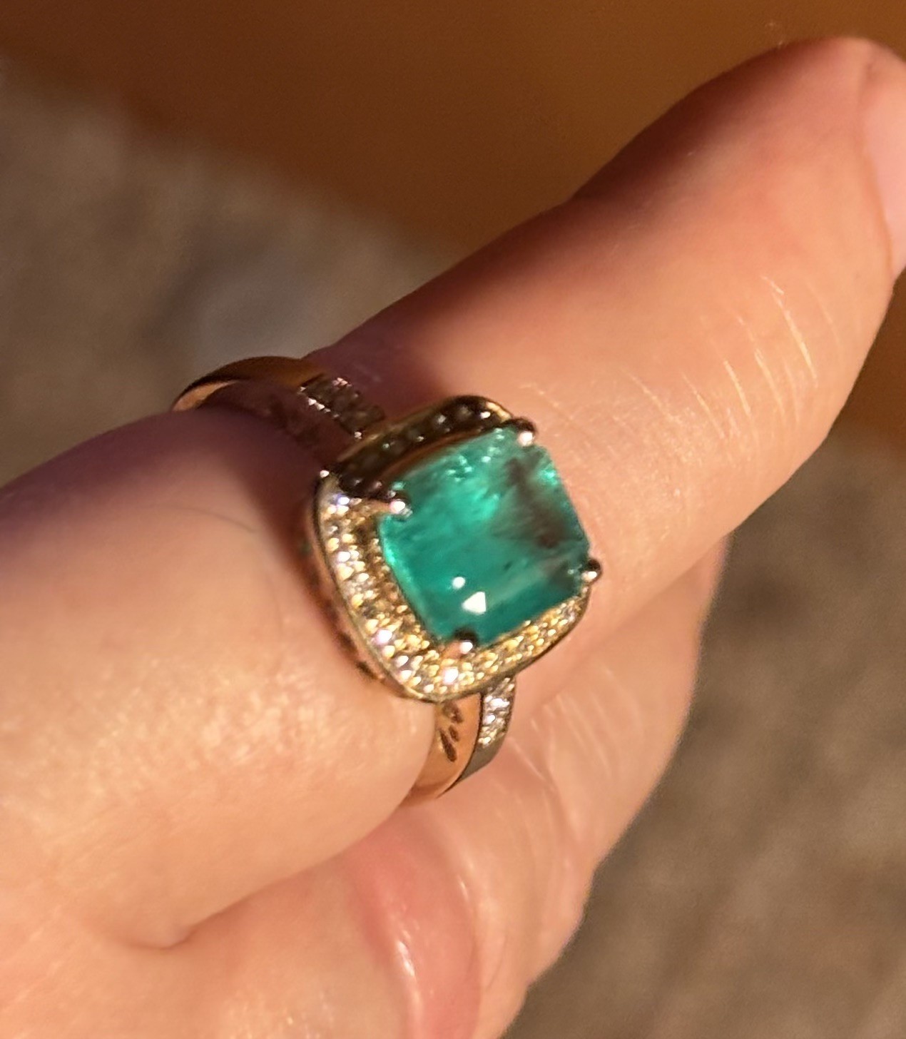 THE PERFECT EARTH MINED COLUMBIAN EMERALD RING, IN GOLD SETTING. NATURAL GEM THE PERFECT EARTH MINED COLUMBIAN EMERALD RING, IN GOLD SETTING. NATURAL GEM
