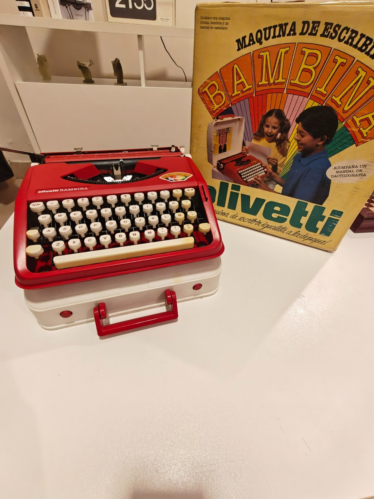 RARE OLIVETTI BAMBINA. HERMES BABY. PICA . SPANISH LAYOUT. ORIGINAL PACKAGING.
