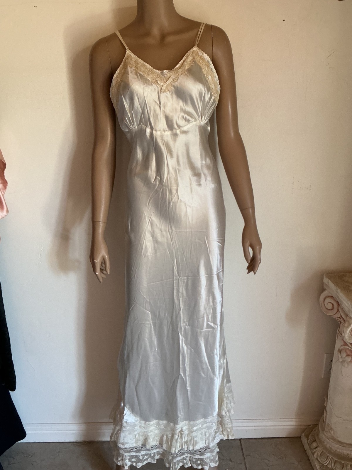 VINTAGE 1930\'s OFF WHITE SILK BIAS CUT NIGHTGOWN W/ LACE Size 32 VINTAGE 1930\'s OFF WHITE SILK BIAS CUT NIGHTGOWN W/ LACE Size 32