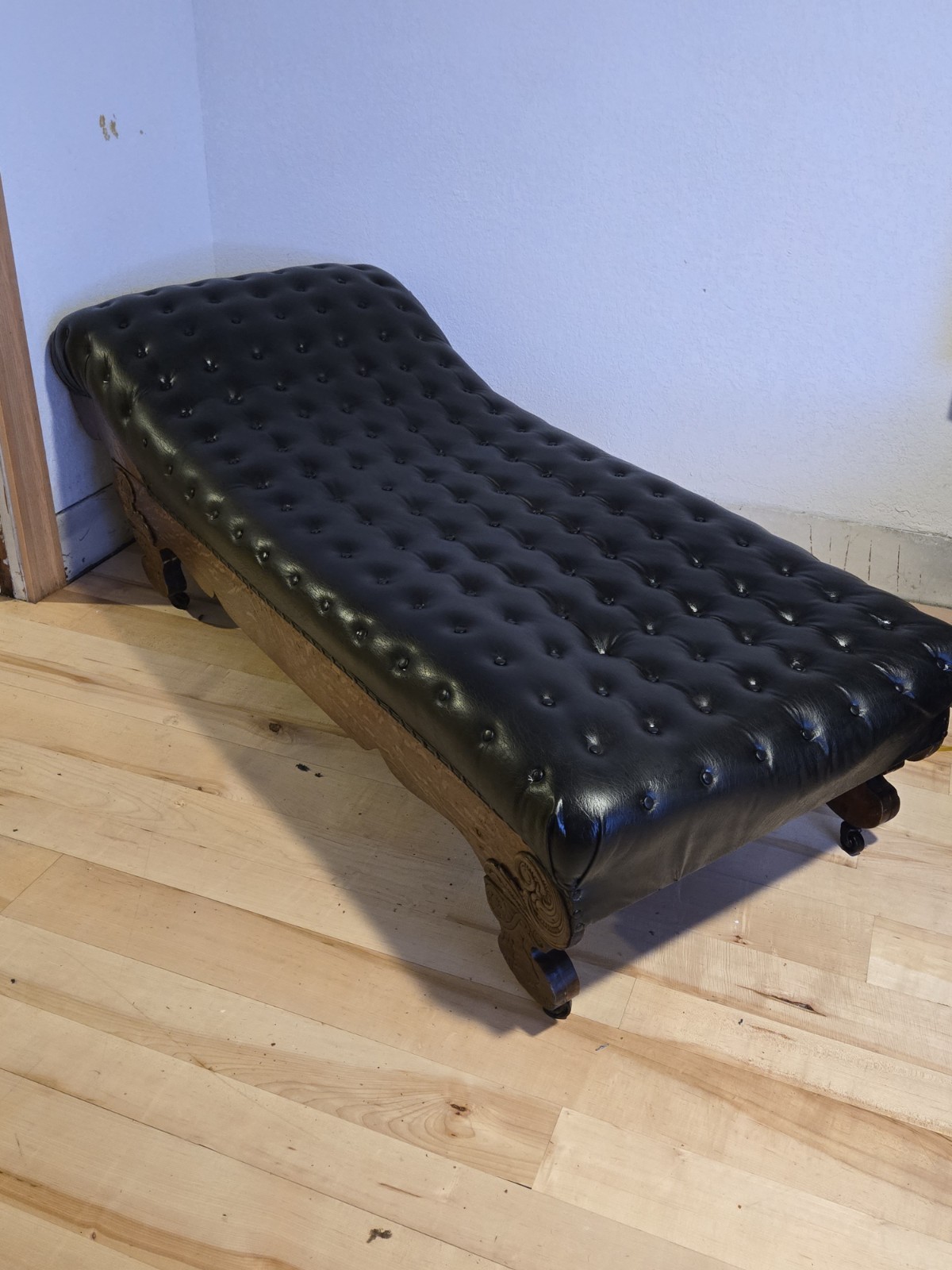 Victorian-style button-tufted black leather fainting couch( excellent shape) Victorian-style button-tufted black leather fainting couch( excellent shape)