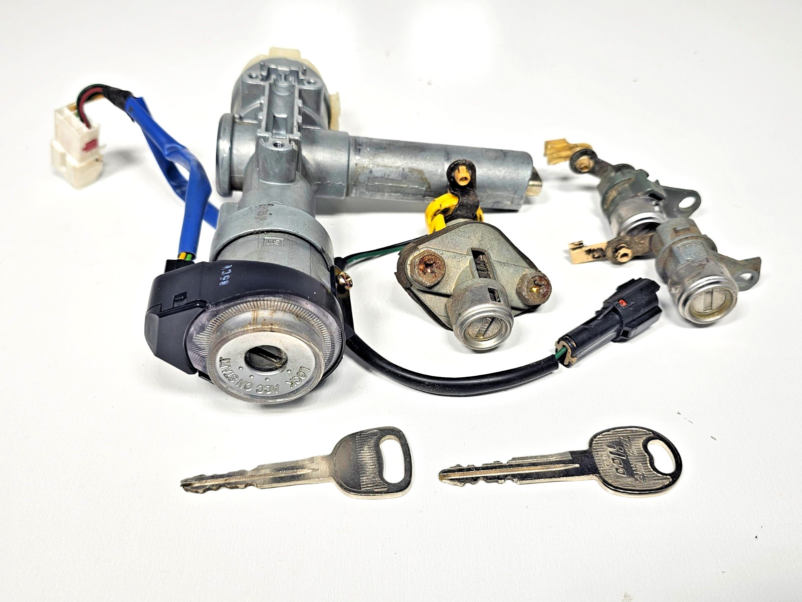 2004-2006 Kia Sorento Ignition Switch Lock Cylinder 3 Locks 2 Key ** READ **