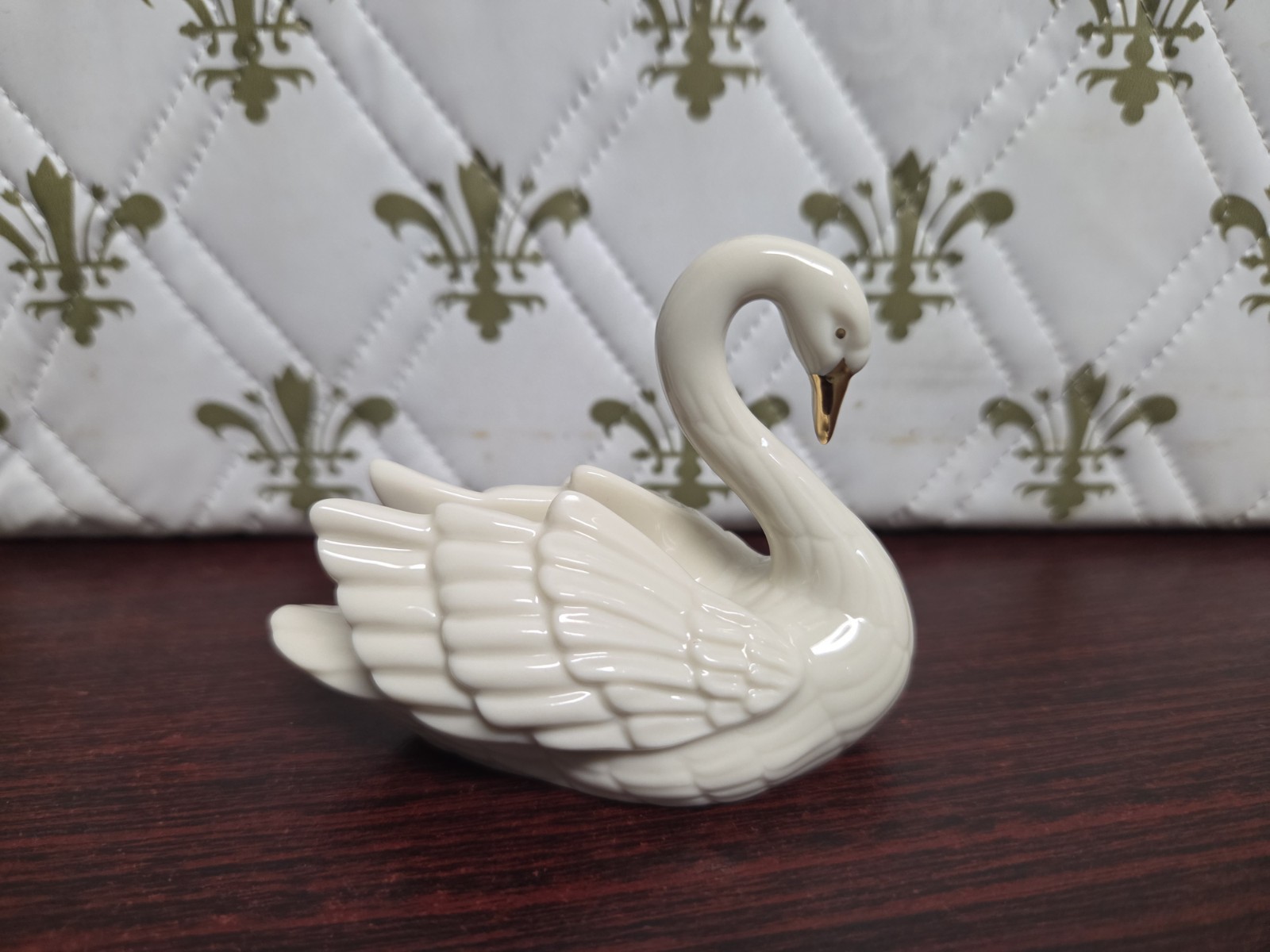 Vintage LENOX Swan Figurine 24K Gold Accents Place Card Holder/Cake Topper Vintage LENOX Swan Figurine 24K Gold Accents Place Card Holder/Cake Topper