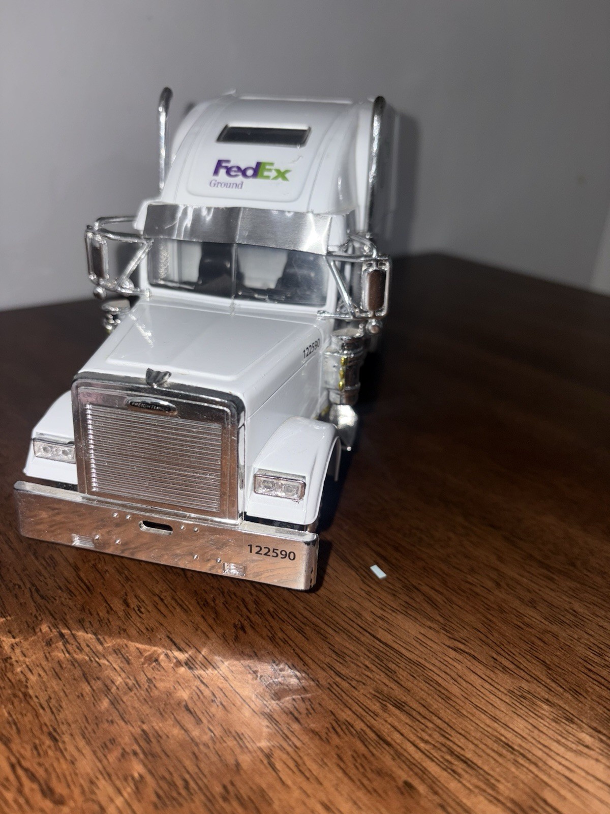 New Ray 1:32 Custom FedEx Ground Freight-liner Classic XL
