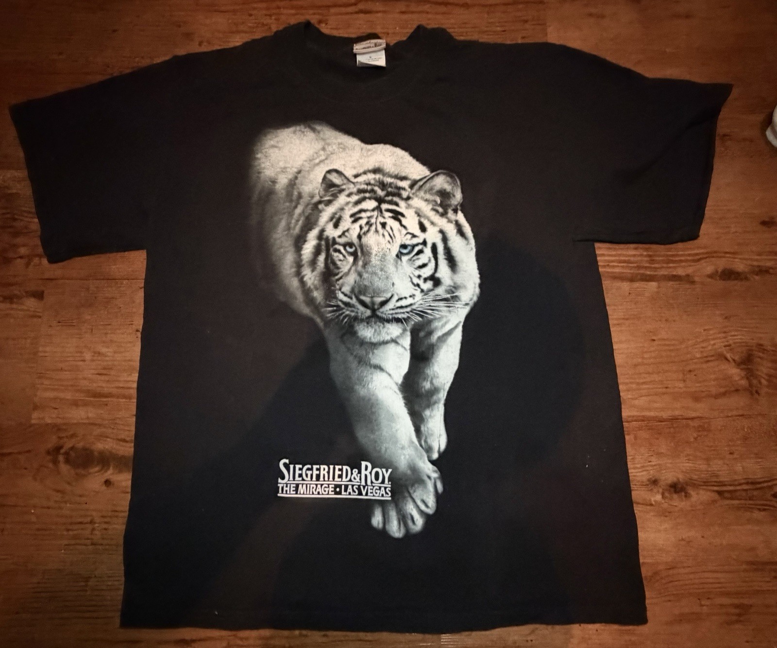 Vintage 90s Siegfried & Roy The Mirage White Tiger Double Sided Graphic T-shirt Vintage 90s Siegfried & Roy The Mirage White Tiger Double Sided Graphic T-shirt