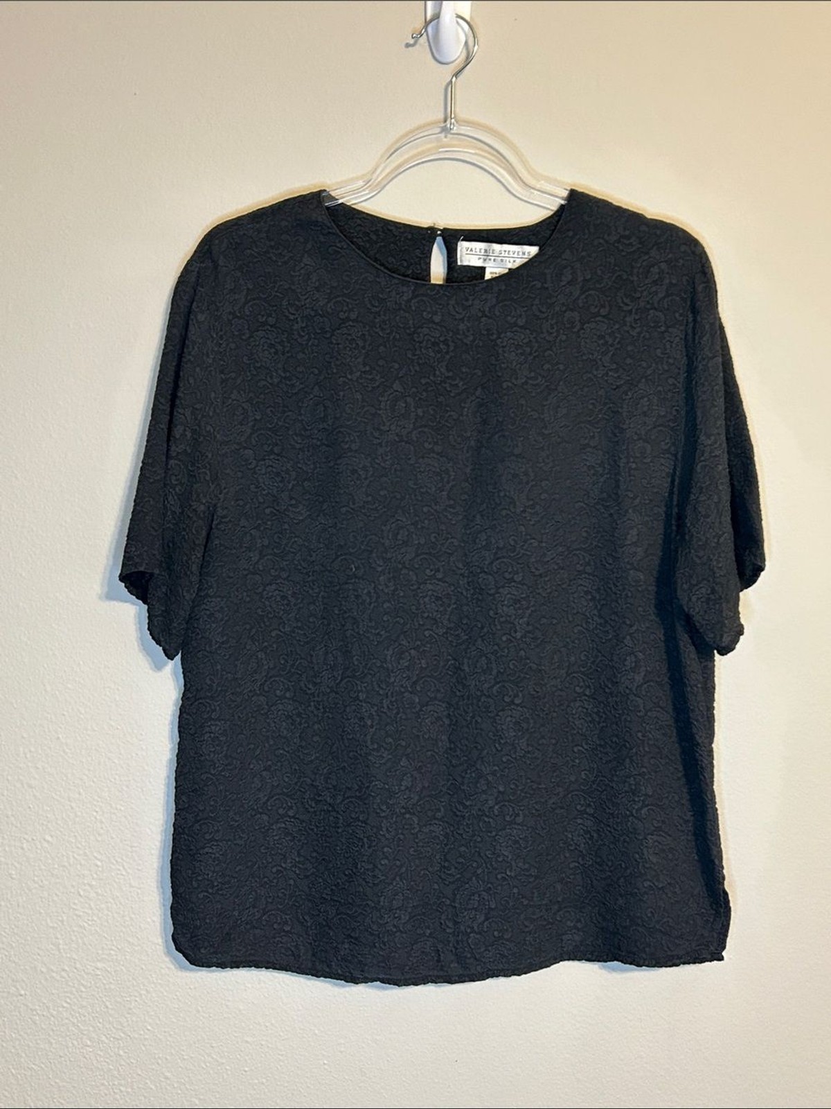100% Silk Valerie Stevens Pure Silk Black Paisley Textured Blouse – Size 10 100% Silk Valerie Stevens Pure Silk Black Paisley Textured Blouse – Size 10