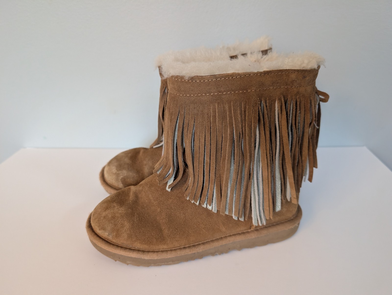 *rare* UGG Fringe Boots Size 2 Kids 1019695K *rare* UGG Fringe Boots Size 2 Kids 1019695K