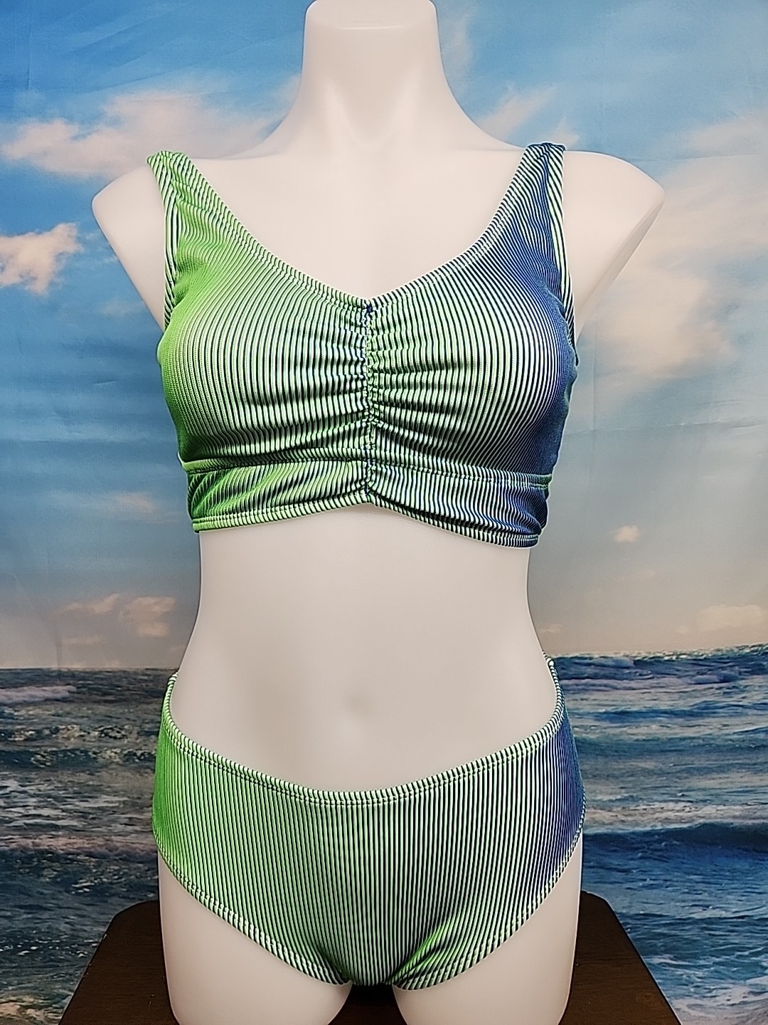 NWT Cupshe Two Piece Swimsuit Size Medium White Green Blue Color Change Effect.. NWT Cupshe Two Piece Swimsuit Size Medium White Green Blue Color Change Effect..