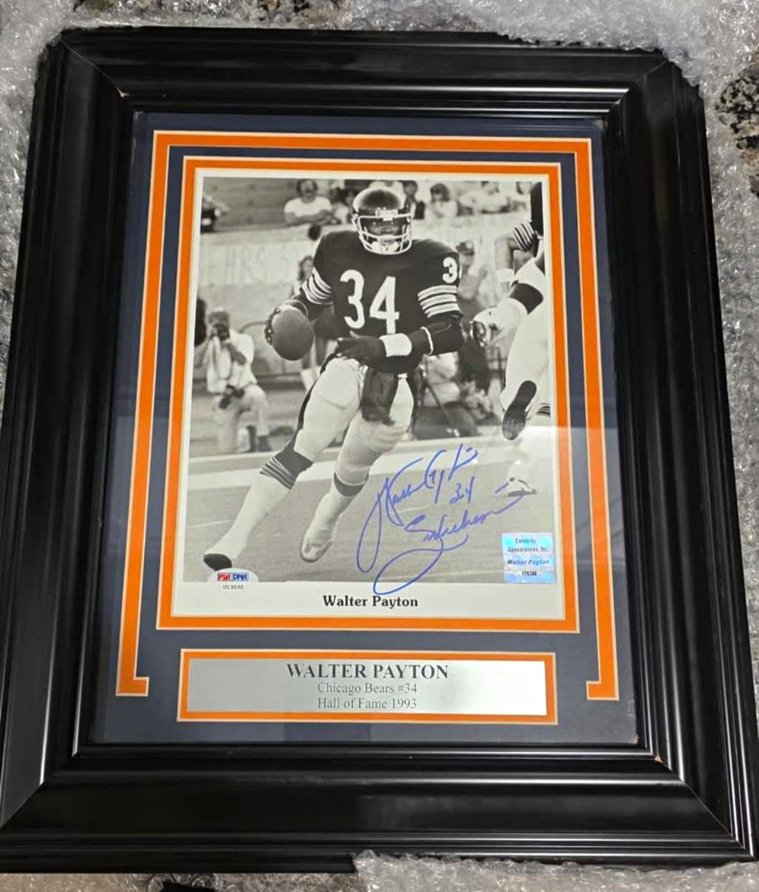 Walter Payton Chicago Bears #34 Signed Framed Football Photo, PSA/DNA Walter Payton Chicago Bears #34 Signed Framed Football Photo, PSA/DNA