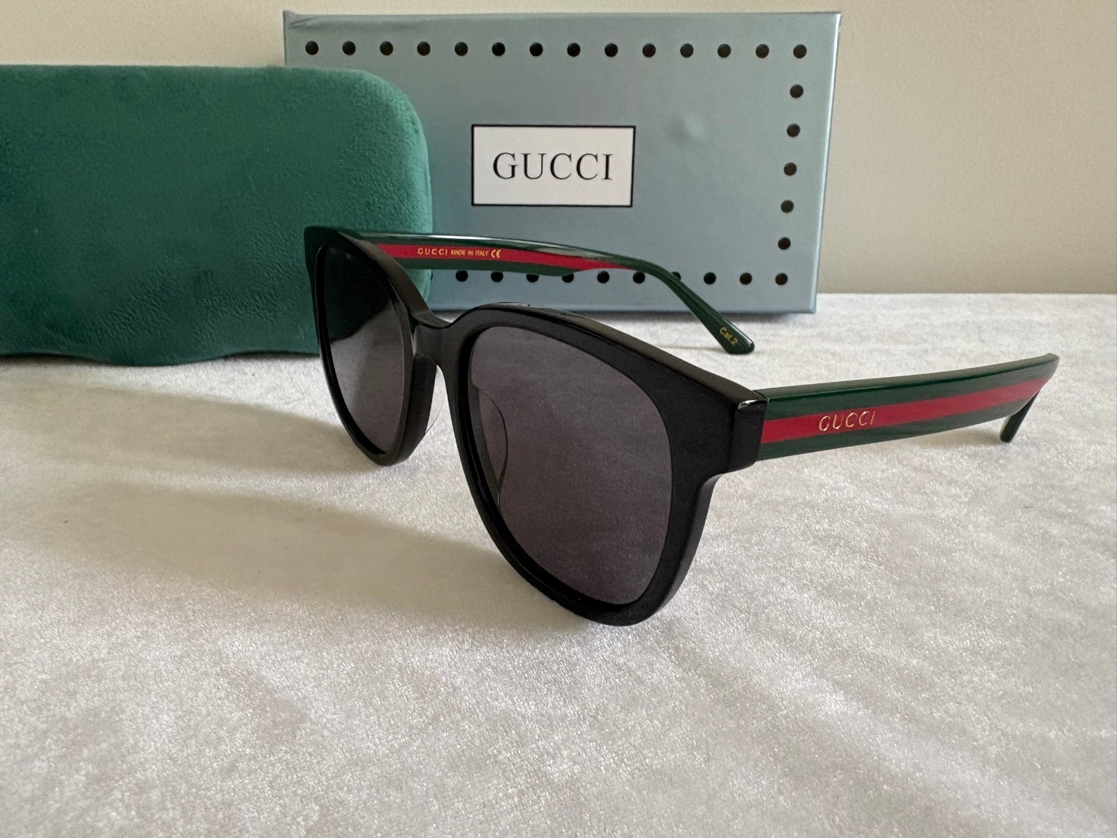 Authentic New Gucci GG0848SK 001 Black Green Red Stripe Grey Sunglasses Authentic New Gucci GG0848SK 001 Black Green Red Stripe Grey Sunglasses
