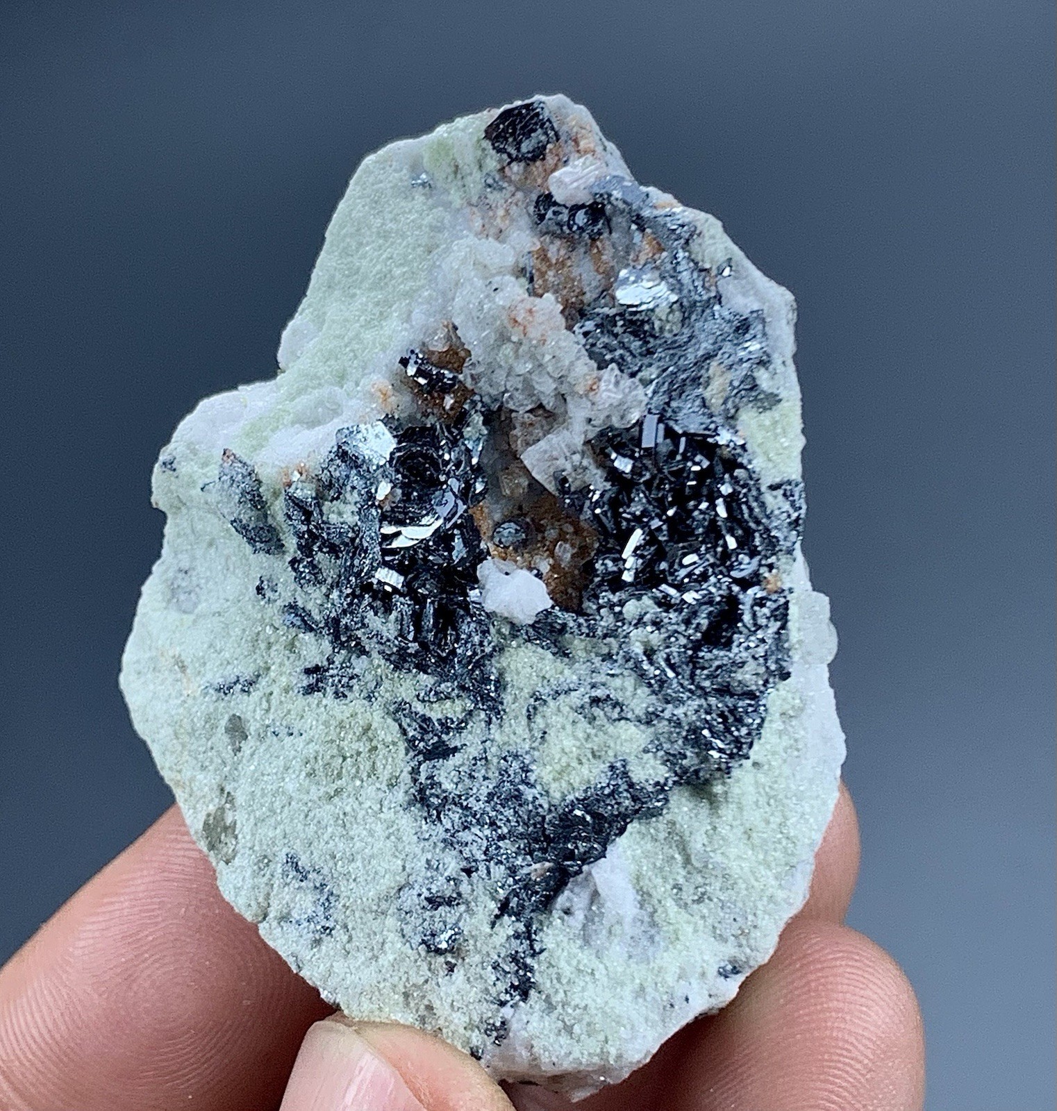 49 Gram Hematite Crystal Bunch Specimen from Pakistan. 49 Gram Hematite Crystal Bunch Specimen from Pakistan.