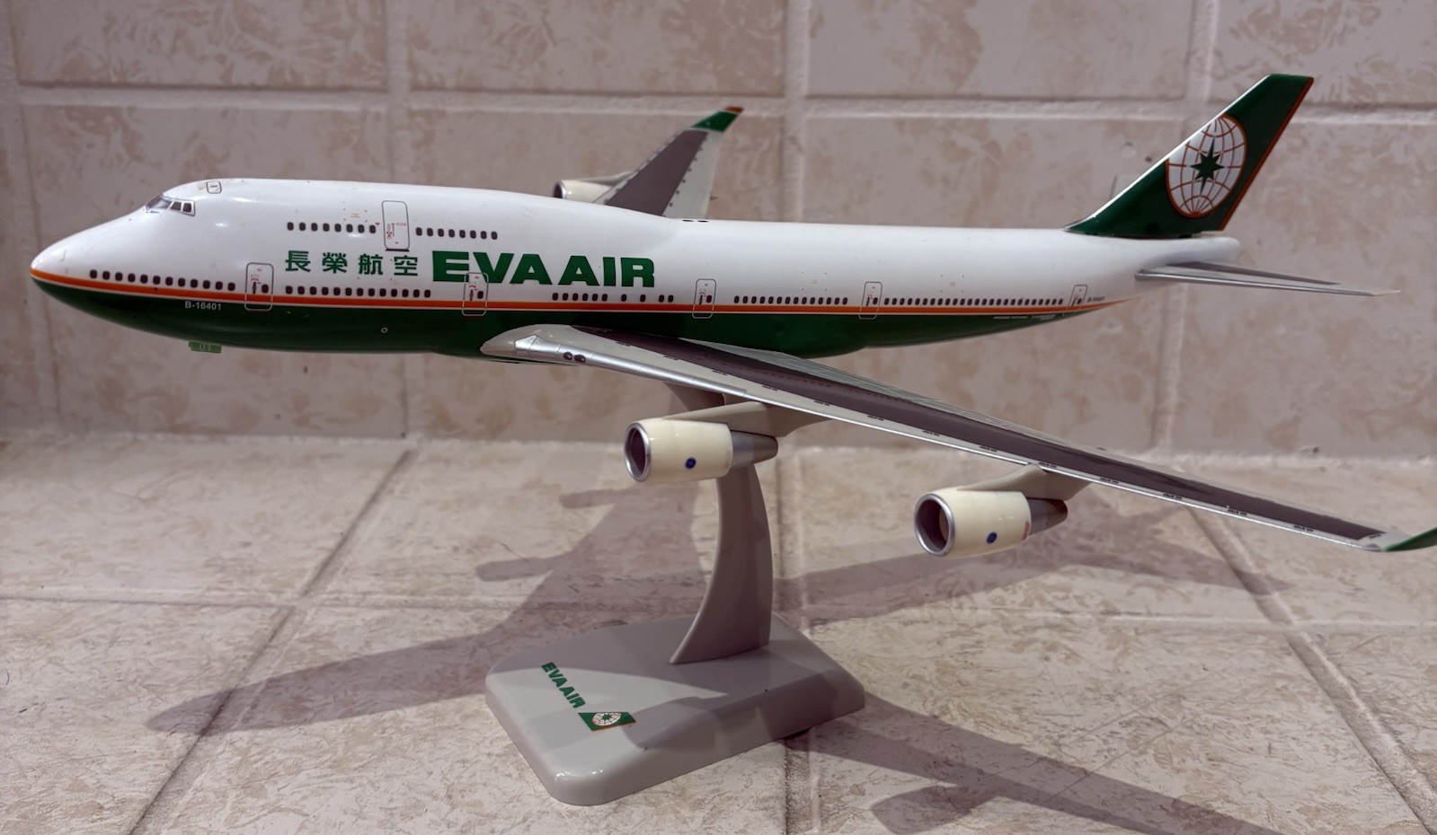 Hogan EVA Air Boeing 747-400 1:200 Scale Chinese Offical Airlines Collectible Hogan EVA Air Boeing 747-400 1:200 Scale Chinese Offical Airlines Collectible