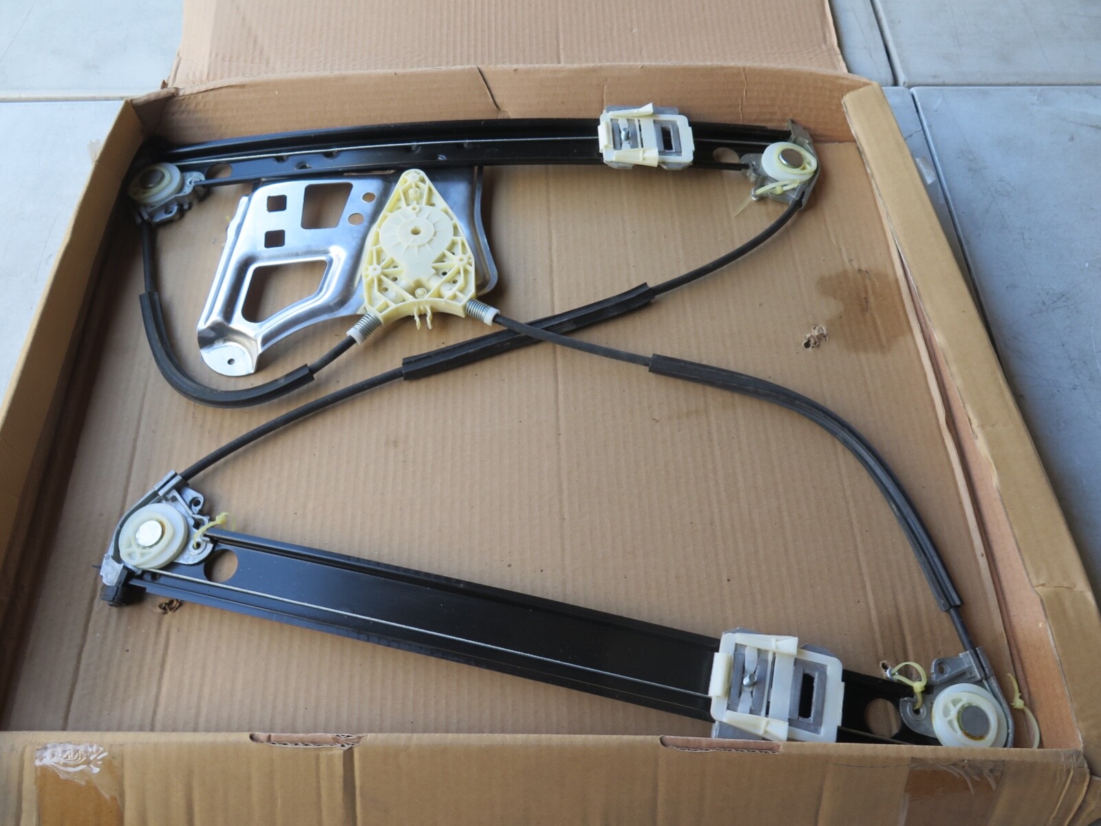 NOS OEM 00-06 Mercedes W220 S500 Front Left Window Regulator 2207200346 (11E1) NOS OEM 00-06 Mercedes W220 S500 Front Left Window Regulator 2207200346 (11E1)